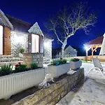 Dalmatia Stone House - Heated Pool Country house