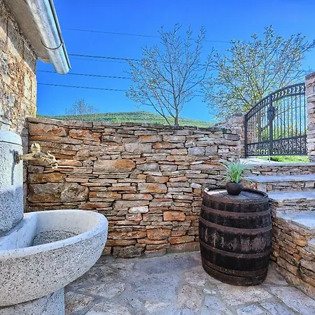 Dalmatia Stone House - Heated Pool Casa rural