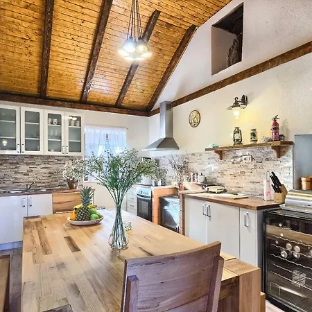Country house Dalmatia Stone House - Heated Pool